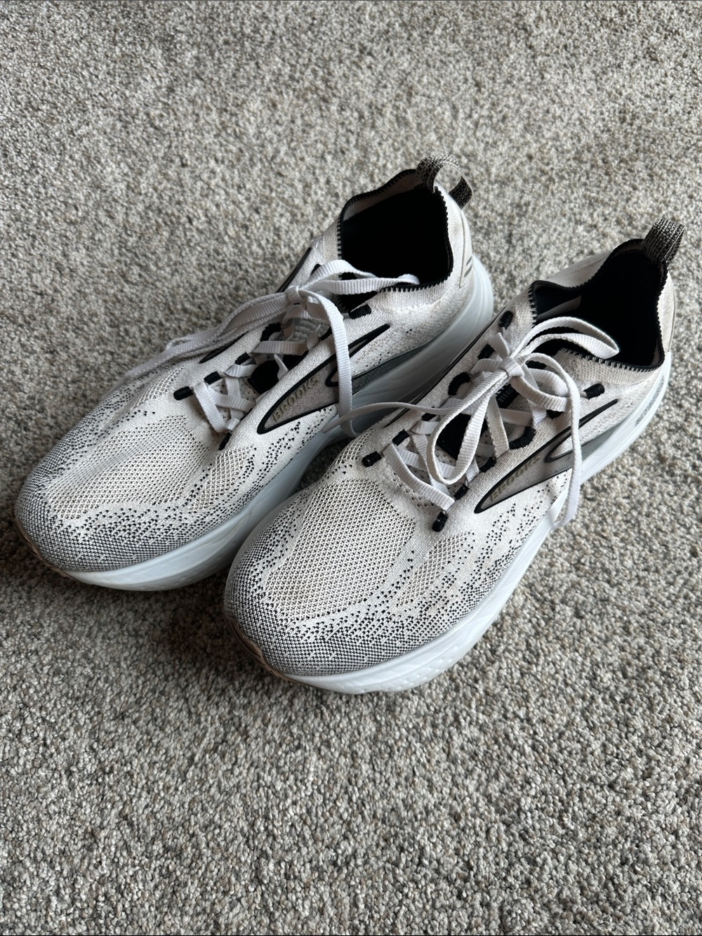 Brooks Glycerin 21 Stealthfit White and Brown Running Shoe Soles